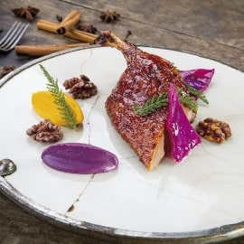 Kachna pečená tradičním orientálním způsobem, podávaná s dýní, červeným zelím a praženými ořechy