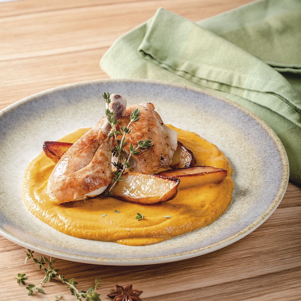 Kuřecí stehno na divoko s pečeným bramborem a mrkvovým pyré