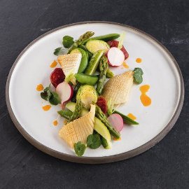 Kalamáry na salátu ze zelené zeleniny a pepperoni klobáskou