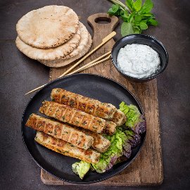 Kebab na špízu s mátovou omáčkou a arabským chlebem Kebab na špízu s mátovou omáčkou a arabským chlebem