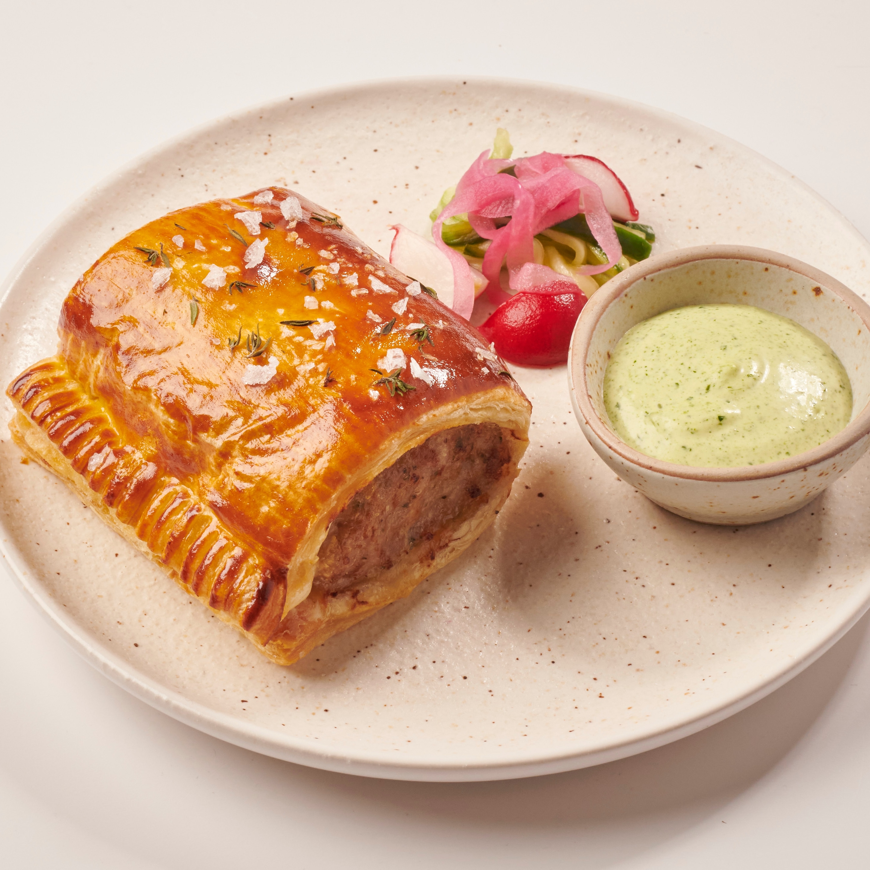 Klobásová roláda, nakládaná zelenina a řeřichová majonéza