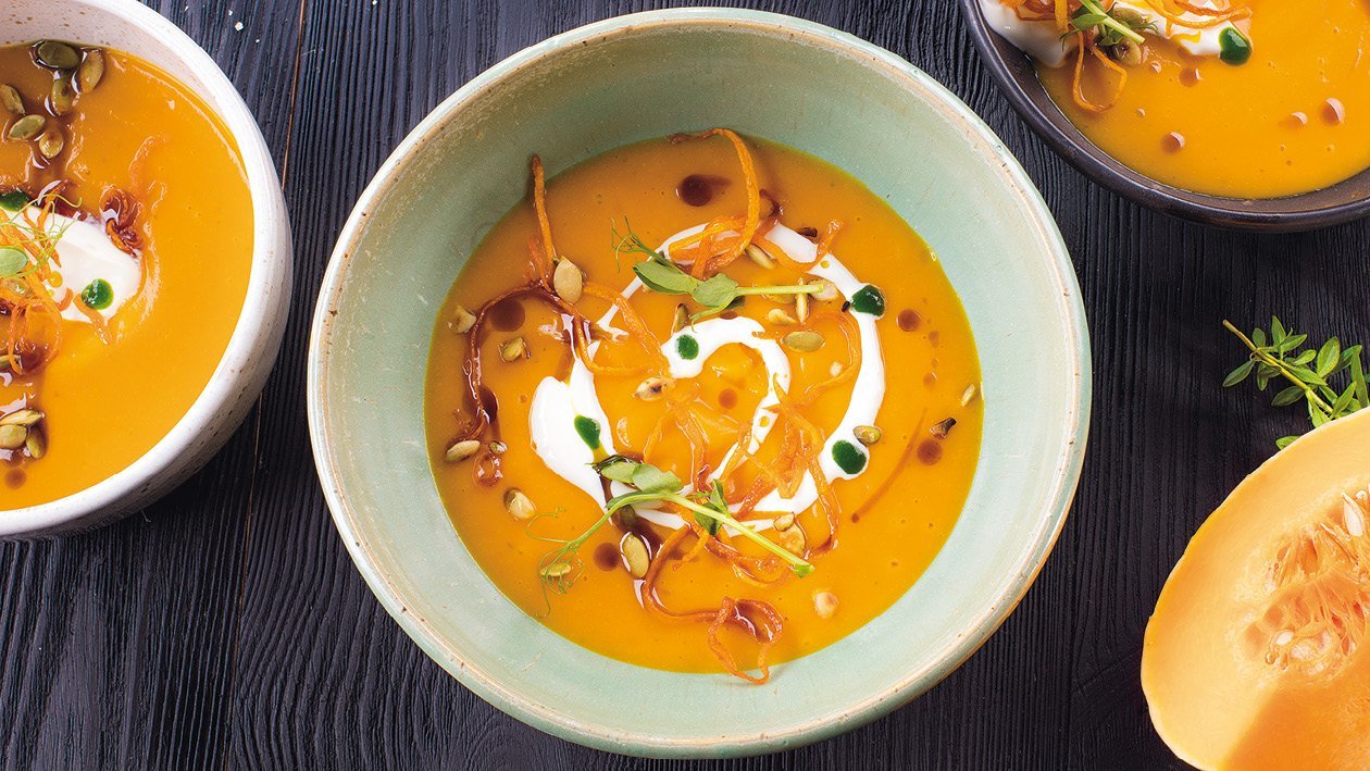 Krémová dýňová polévka s broskví, s přidáním kokosového mléka a curry
