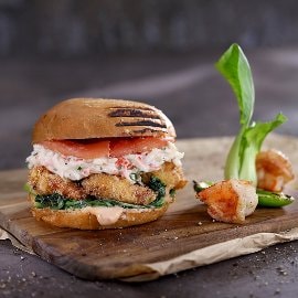 Krevetový burger, grilovaná slanina s čínským zelím a rajčaty, surimi, majonéza jalapeňo Krevetový burger, grilovaná slanina s čínským zelím a rajčaty, surimi, majonéza jalapeňo