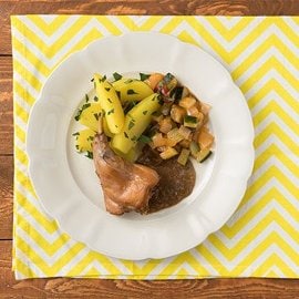 Králík cibulář se zeleninovým ratatouille a petrželovými bramborami Králík cibulář se zeleninovým ratatouille a petrželovými bramborami