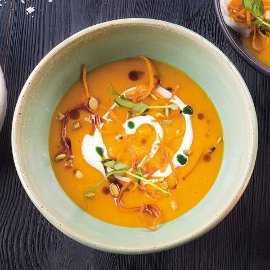Krémová dýňová polévka s broskví, s přidáním kokosového mléka a curry Krémová dýňová polévka s broskví, s přidáním kokosového mléka a curry