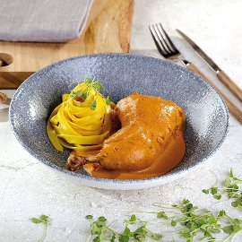 Kuře na paprice se šafránovými nudlemi Kuře na paprice se šafránovými nudlemi