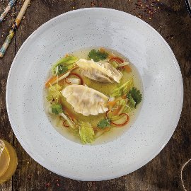 Kuřecí dvojitý vývar s pikantními asijskými knedlíčky plněnými vepřovým masem