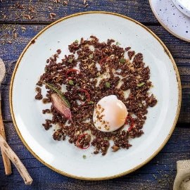 Kvašená červená pšenice s houbami a vařeným vajíčkem