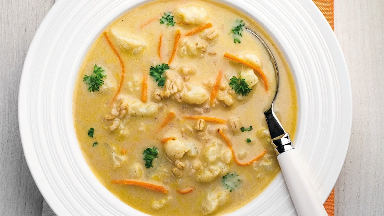 Květáková polévka s mrkvovými nudličkami a krupkami –  