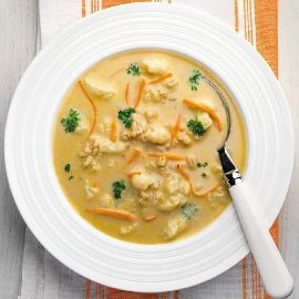 Květáková polévka s mrkvovými nudličkami a krupkami