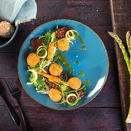 Křupavé drůbeží krokety s bylinkovou omáčkou a svěžím salátem Křupavé drůbeží krokety s bylinkovou omáčkou a svěžím salátem