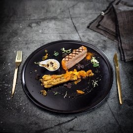 Křupavý bůček, karamelizovaný pastinák, pikantní meruňky v zálivce z bílého vína a uzená majonéza s drcným pepřem