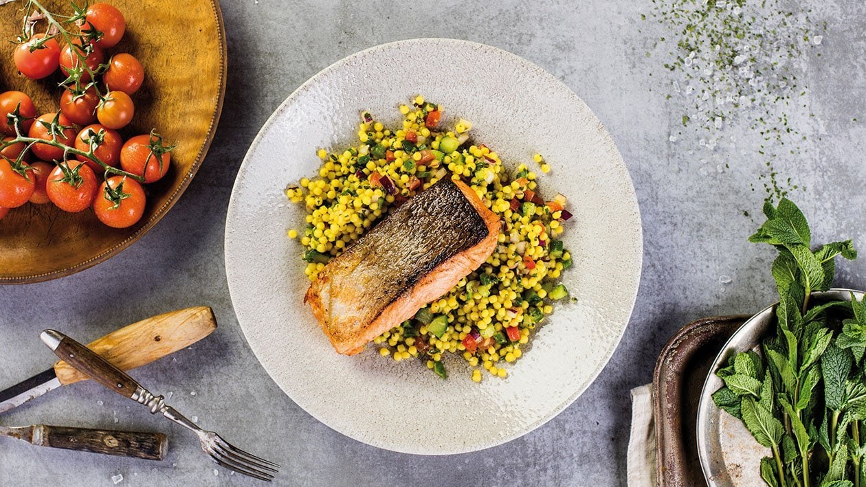 Libanonský salát tabbouleh s grilovaným lososem –  