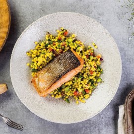 Libanonský salát tabbouleh s grilovaným lososem Libanonský salát tabbouleh s grilovaným lososem