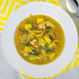 Lámanková polévka s vejcem a červenou čočkou