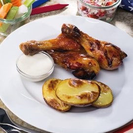 Medové kuřecí paličky s pečeným bramborem, zeleninou a sýrovým dipem. Medové kuřecí paličky s pečeným bramborem, zeleninou a sýrovým dipem.