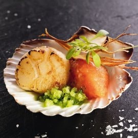 Mušle svatého Jakuba s rajčatovou marmeládou a okurkovým pyré