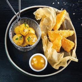 Obalovaný ovčí sýr s bazalkovými bramborami a jablečnou omáčkou