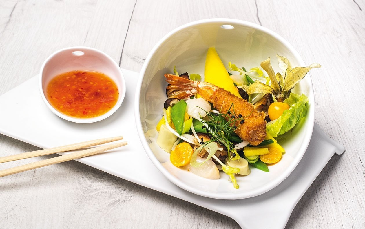 Orientální salát s krevetami v bamborové krustě s pikantním sladko-kyselým dipem – - Recept