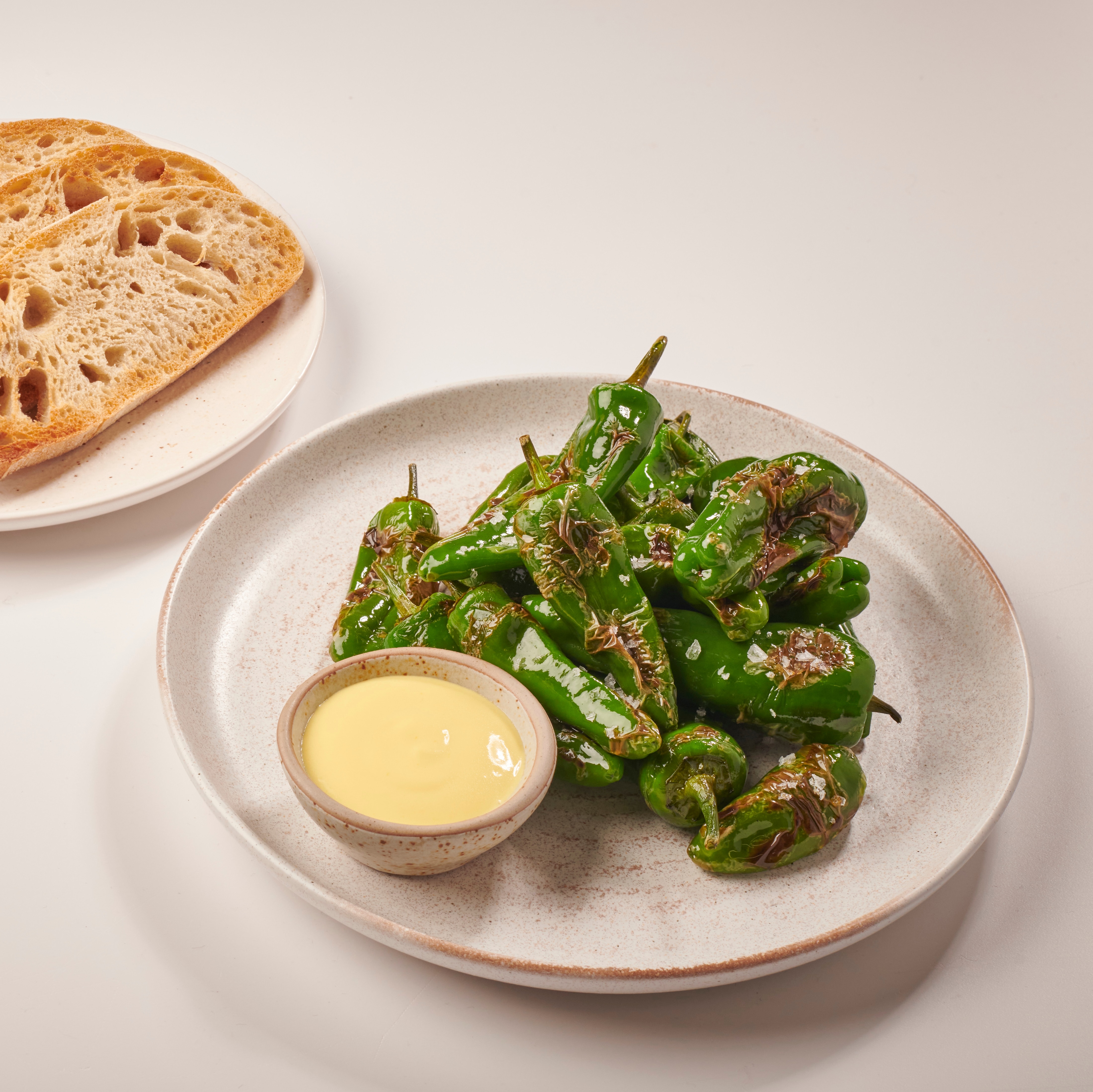 Padrónské papričky, šafránová omáčka aioli, kváskový chléb