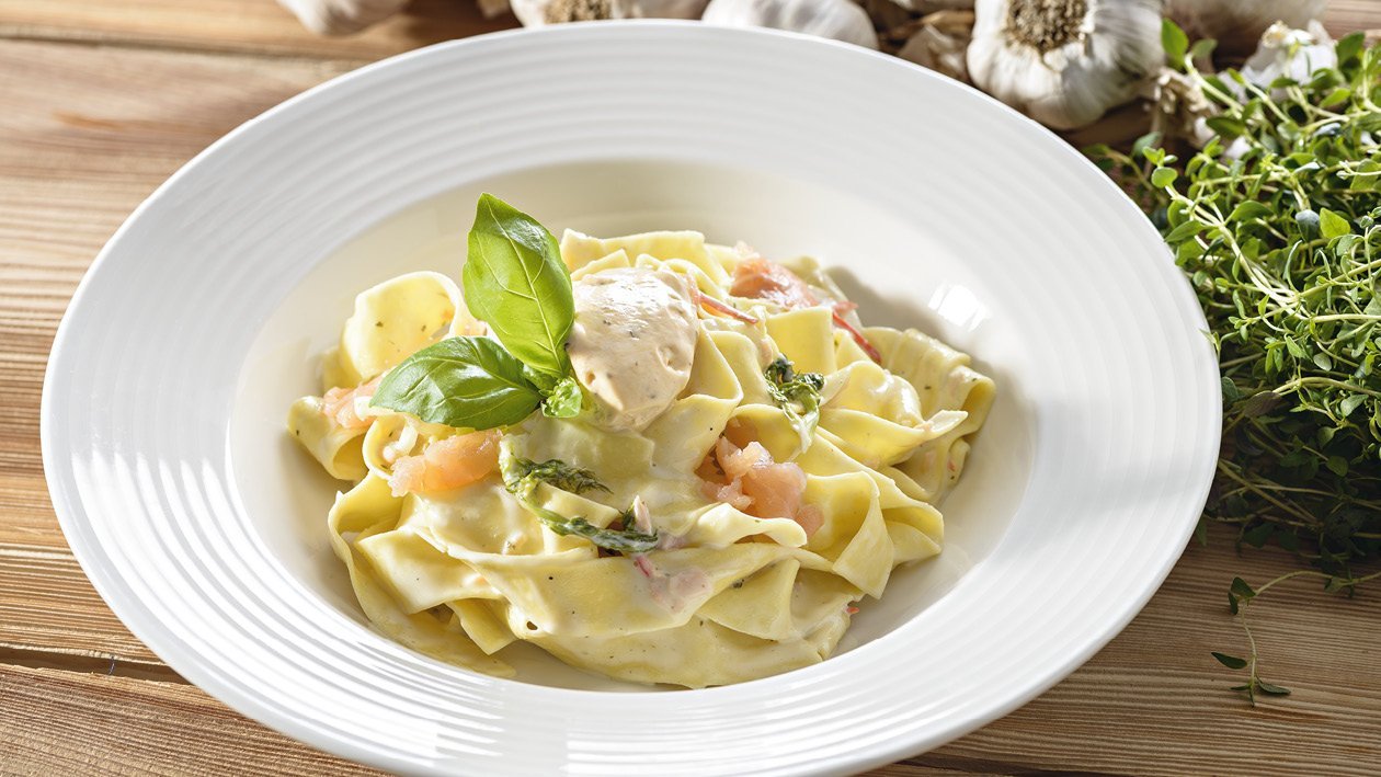 Pappardelle s uzeným lososem a sýrem mascarpone Pappardelle s uzeným lososem a sýrem mascarpone