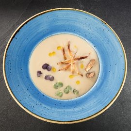 Parmazánový krém s olejem z česneku a šalotkovými chipsy