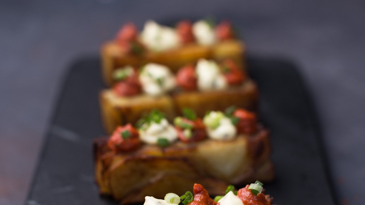 Patatas bravas bramborové millefeuille Patatas bravas bramborové millefeuille