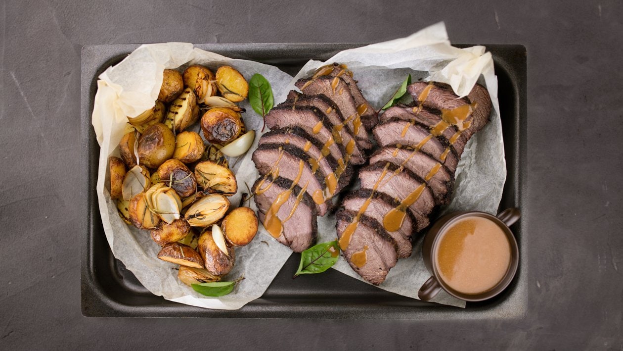 Pečeně z divočáka s brambory a jalovcovou demi glace omáčkou s gorgonzolou