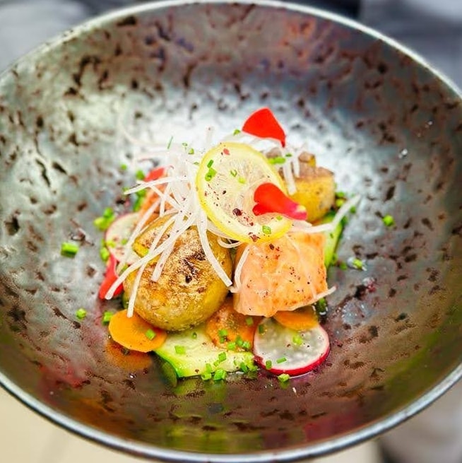 Pečený losos, ložená zelenina, grenaille, citrónový konfit, ředkev