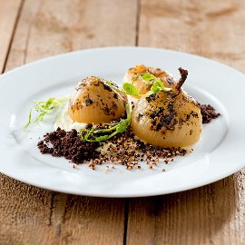 Pečená cibule s pufovanou quinoou a kakaovým crumble