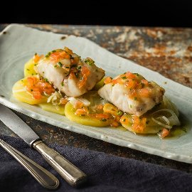 Pečená treska s bramborami a rajčatovým vinaigrettem s citrusy