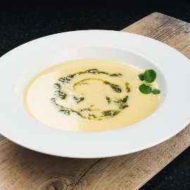 Polévka z černého kořene s ořechovým pestem