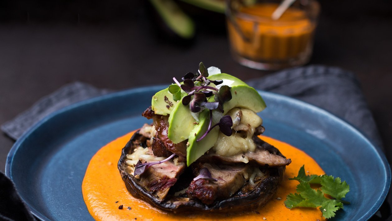 Portobello plněné steakem s krémovou omáčkou z pečených paprik – - Recept