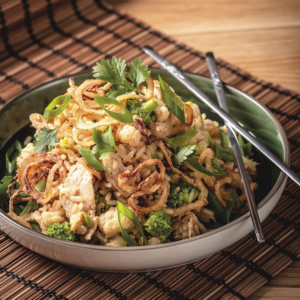 Pražená rýže s kuřecím masem po azijsku