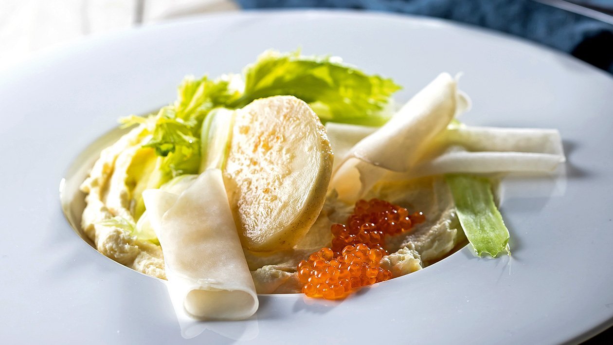 Pyré z pečeného celeru v soli s nakládanou kedlubnou – - Recept