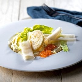 Pyré z pečeného celeru v soli s nakládanou kedlubnou