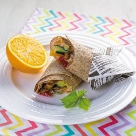 Pšeničná tortilla s čerstvou zeleninou a pečenm tempehem Pšeničná tortilla s čerstvou zeleninou a pečenm tempehem