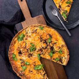 Quiche s uzeným kuřecím masem, hořčicí a čedarem	 Quiche s uzeným kuřecím masem, hořčicí a čedarem