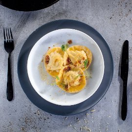 Ravioly plněné konfitovaným kachním masem v máslové omáčce s parmazánem a citronem Ravioly plněné konfitovaným kachním masem v máslové omáčce s parmazánem a citronem