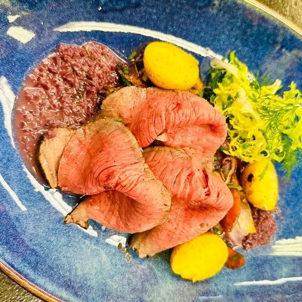 Roastbeef, pečená kořenová zelenina, beurre rouge, fiseé, bylinky Roastbeef, pečená kořenová zelenina, beurre rouge, fiseé, bylinky