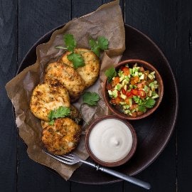 Rybí koláčky s krabem a pikantní salsa z avokáda Rybí koláčky s krabem a pikantní salsa z avokáda