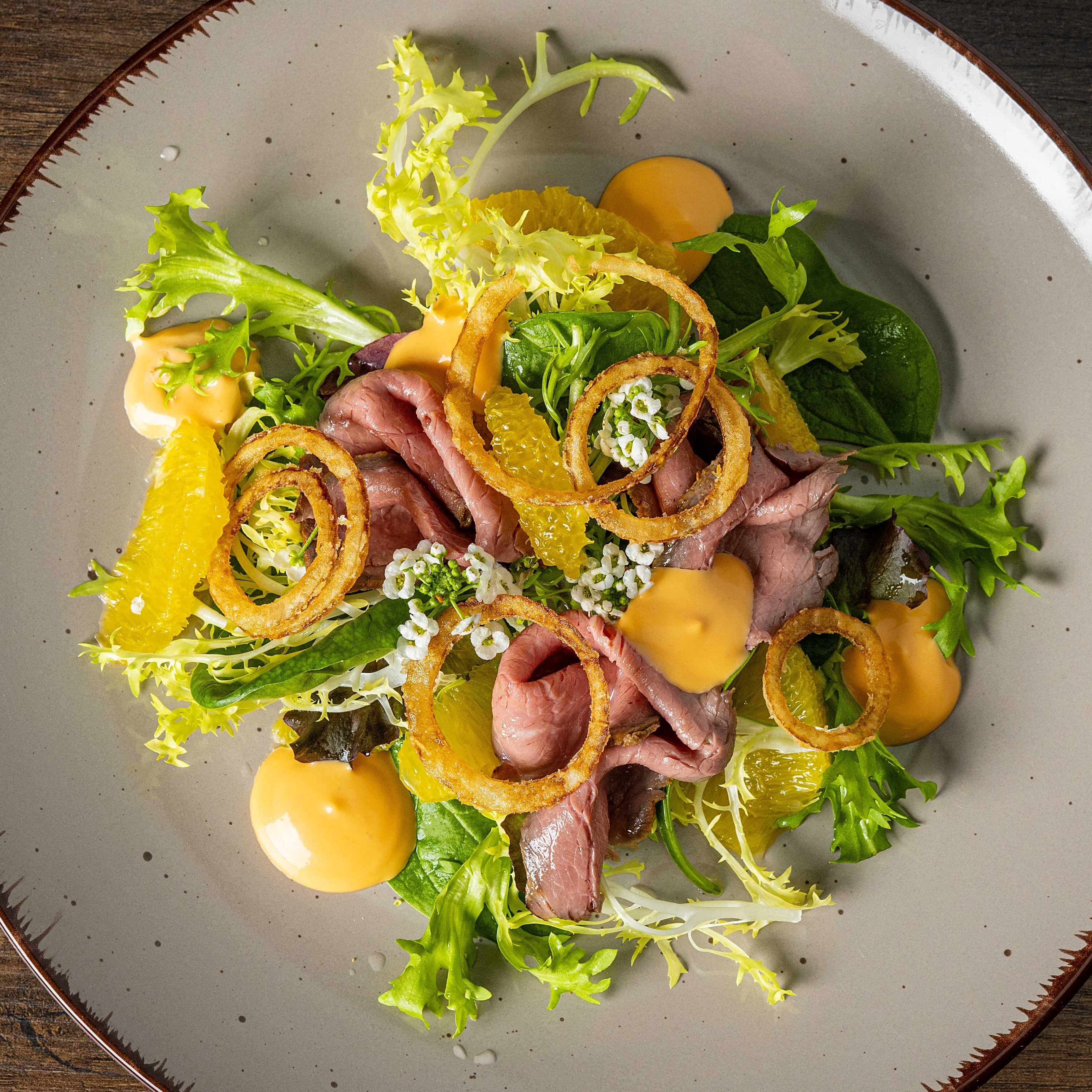 Salát do růžova s pečeným hovězím, s pomerančem a křupavou šalotkou