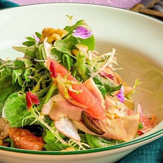 Salát se sýrovou gremolátou