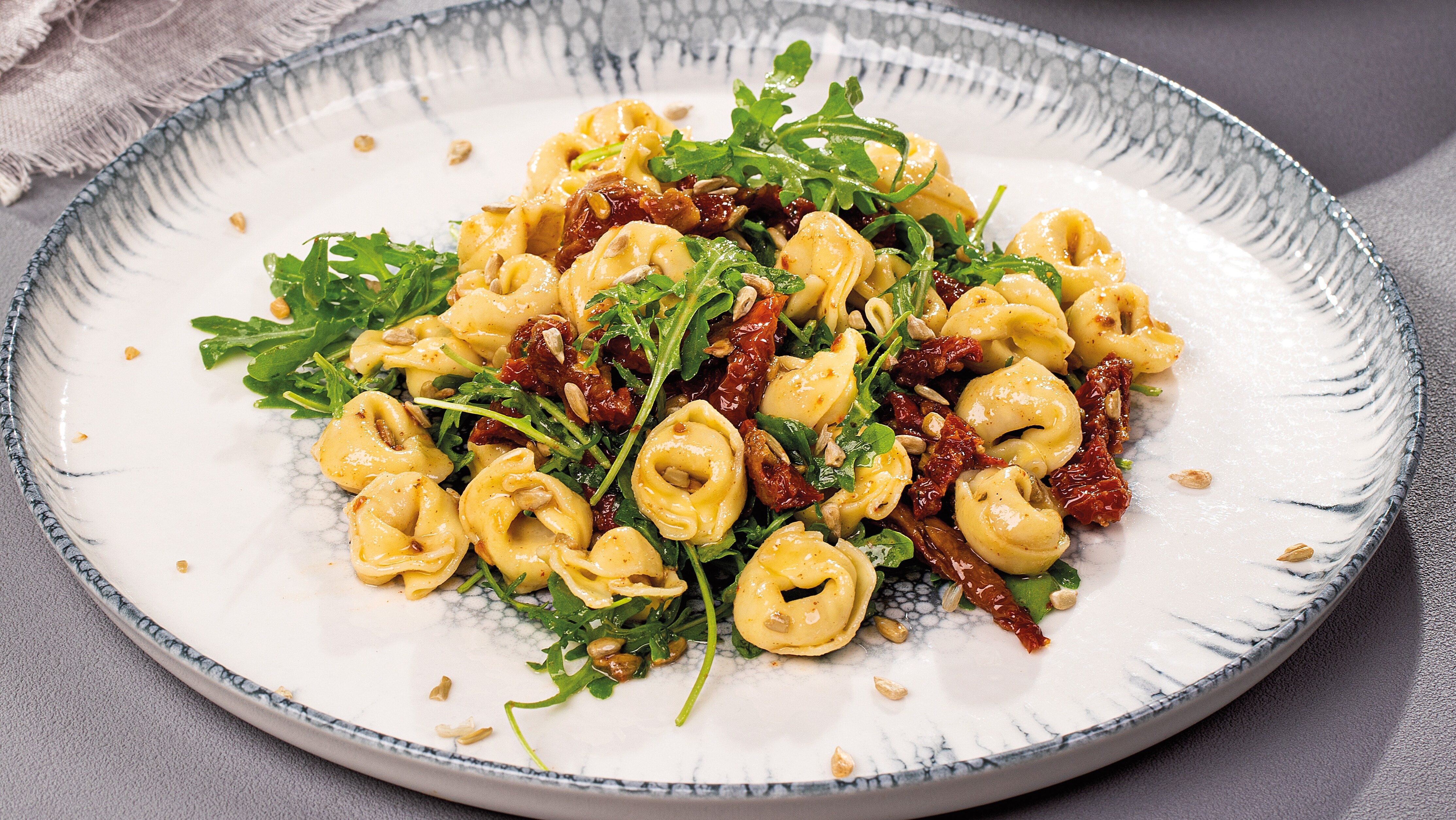 Salát s tortellini, sušenými rajčaty a rukolou –  