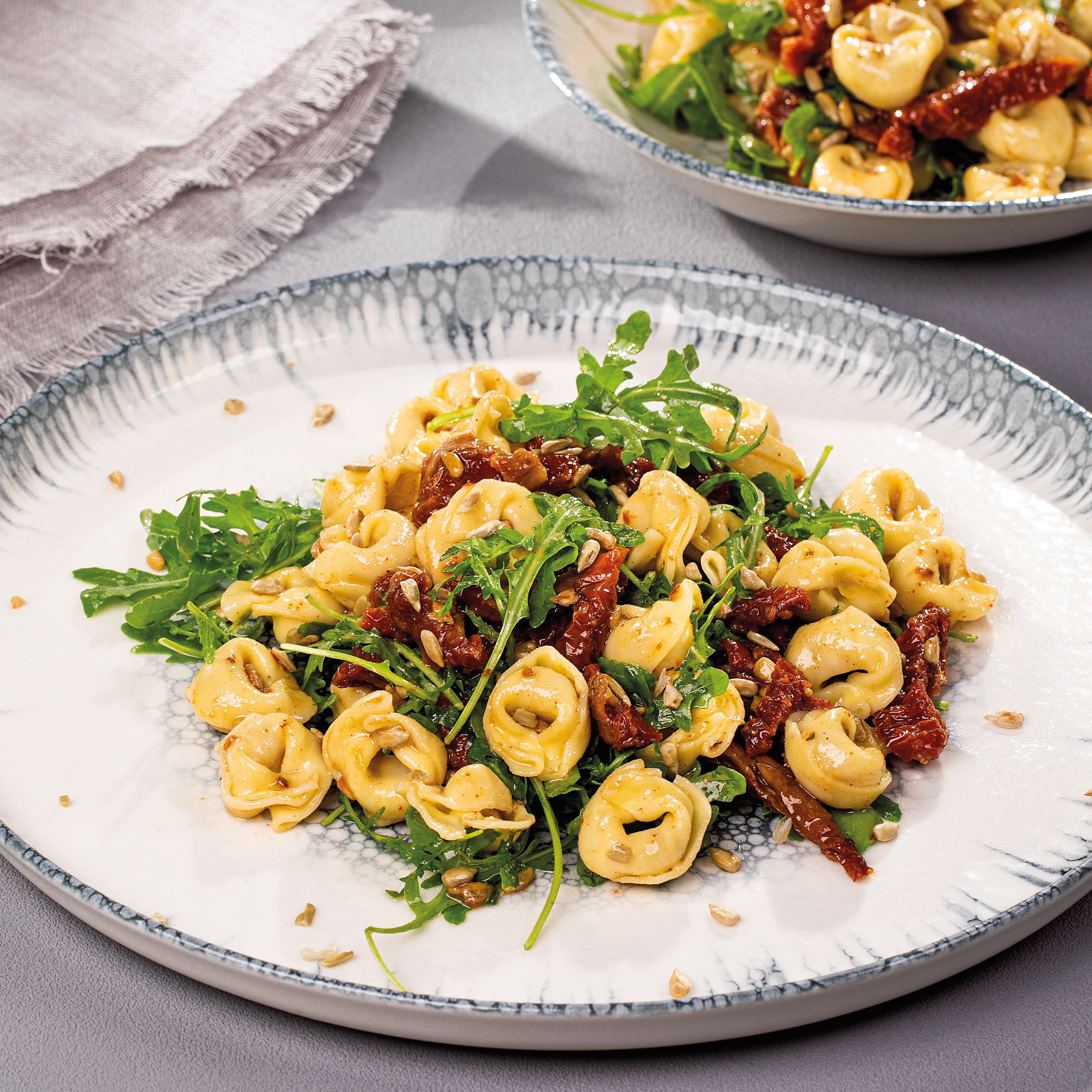 Salát s tortellini, sušenými rajčaty a rukolou Salát s tortellini, sušenými rajčaty a rukolou