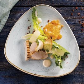 Salát Caesar s grilovaným kuřetem, vejcem obaleným v parmezánu a krémovou omáčkou Salát Caesar s grilovaným kuřetem, vejcem obaleným v parmezánu a krémovou omáčkou