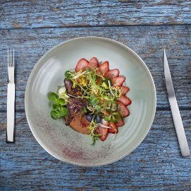 Salát s grilovanými játry a jahodovou vinaigrette