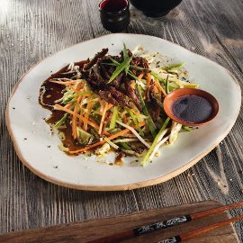 Salát s křupavou kachnou, jarní cibuli a sezamo-sojovým drezinkem