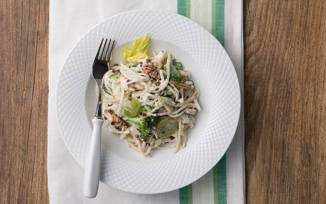 Salát Waldorf s brokolicí a čočkou – - Recept