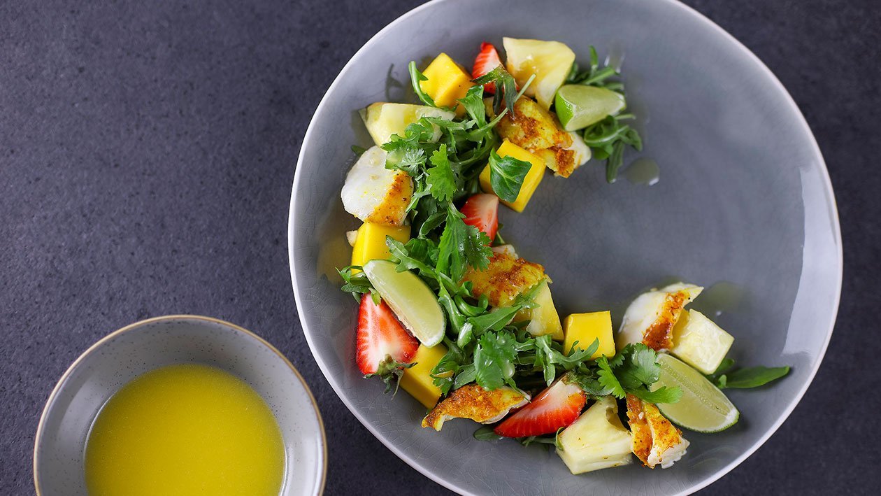 Salát z pečené tresky se žlutým kari, mangem a ananasem – - Recept